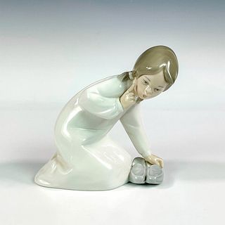 Little Girl With Slippers 1004523 - Lladro Porcelain Figurine