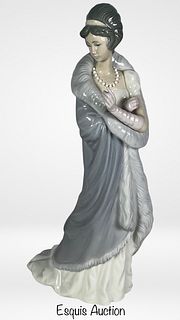 Lladro- "Milanese Lady" 5323 Porcelain Figurine