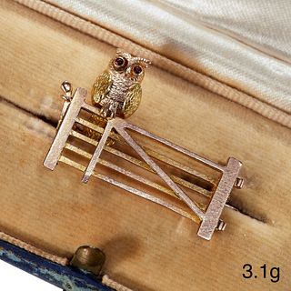 NOVELTY BROOCH DEPICTING AN OWL ON A FENCE