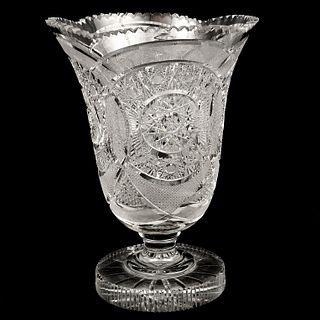 FLORERO CHECOSLOVAQUIA SIGLO XX Elaborado en cristal cortado transparente Diseño a manera de copón 37 cm altura Detalles...