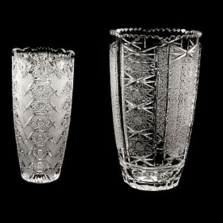 LOTE DE FLOREROS CHECOSLOVAQUIA SIGLO XX Elaborados en cristal transparente Decoración facetada tipo punta diamante 36 cm...