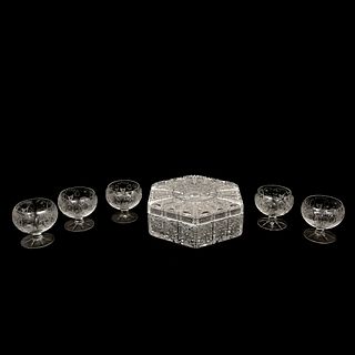 CAJA Y COPAS CHECOSLOVAQUIA SIGLO XX Elaboradas en cristal transparente Decoración facetada Consta de 6 copas y caja hexag...