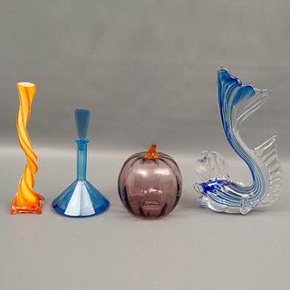 LOTE DE FIGURAS DECORATIVAS SIGLO XX Elaboradas en cristal y vidrio soplado Diferentes diseños Consta de violetero, calabaza...