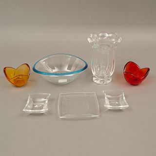 LOTE DE ARTÍCULOS DECORATIVOS  SIGLO XX Elaboradas en cristal y vidrio de diferentes colores  Diseños orgánicos  Consta de f...