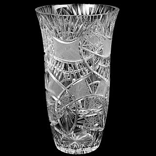 FLORERO CHECOSLOVAQUIA SIGLO XX Elaborado en cristal transparente De la marca Moser Decoración facetada.