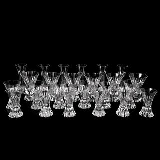 JUEGO DE COPAS MÉXICO, 1965 Elaboradas en cristal Diseño de Pedro Ramírez Vázquez para la Secretaría de Relaciones Exteriores. 24 pzas