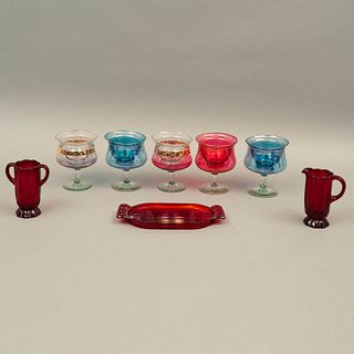 LOTE DE CRISTALERÍA SIGLO XX Elaborados en cristal rojo y azul Diferente diseños Consta de 5 copas enfriadoras con esmalte d...