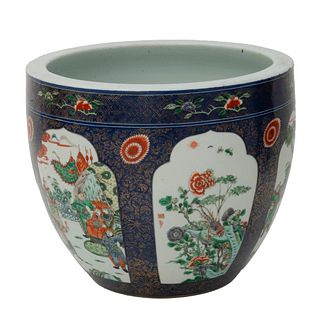 MACETA CHINA  SIGLO XX Elaborada en porcelana Decorada con elementos vegetales y escenas orientales sobre fondo azul 30 cm...