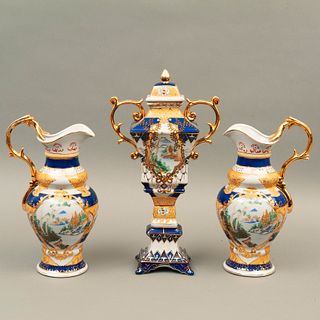 GUARNICIÓN CHINA SIGLO XX Elaborada en porcelana policromada Decorada con paisajes y detalles en color azul y esmalte dorado...