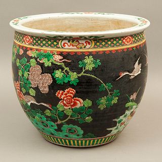 MACETA CHINA SIGLO XX Elaborado en porcelana Compañía de Indias Estilo Familia verde Decoración floral y aves sobre fondo...