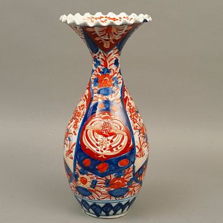 JARRÓN JAPÓN SIGLO XX Elaborado en porcelana policromada Tipo Imari Decoración floral y vegetal en tonos azules y naranja<...