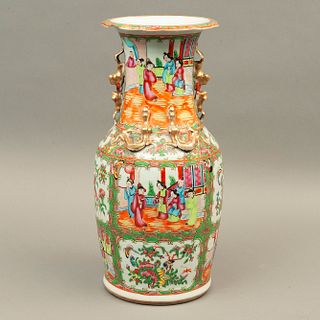JARRÓN CHINA SIGLO XX Elaborado en porcelana policromada Decorado con escenas cortesanas orientales y esmalte dorado 47 cm...