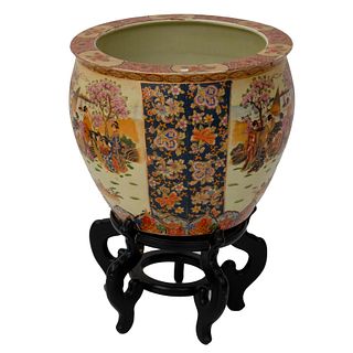 PECERA CHINA  SIGLO XX Elaborada en porcelana Decorada con elementos florales y escenas orientales sobre fondo beige y naran...