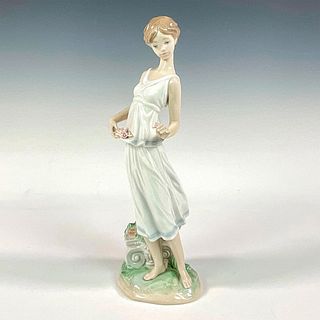 Flowers For A Goddess 1007709 - Lladro Porcelain Figurine