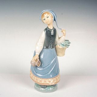 Woman With Scarf 1005024 - Lladro Porcelain Figurine