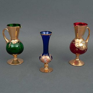 LOTE DE FLOREROS ITALIA SIGLO XX Elaborados en cristal de Murano de color verde, rojo y azul Decoración floral en relieve y...