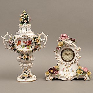 TIBOR Y RELOJ ALEMANIA SIGLO XX Elaborados en porcelana policromada Sellados Dresden Acabado brillante Decoración floral...