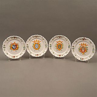 LOTE DE PLATOS DECORATIVOS SIGLO XX Elaborados en cerámica policromada Decorada a mano con escudos de armas Acabado vidriado...