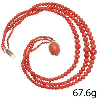 FINE 3-ROW CORAL NECKLACE WITH CORAL SET CLASP