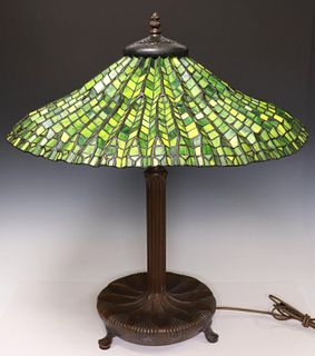 DALE TIFFANY STAINED GLASS 'LOTUS' TABLE LAMP