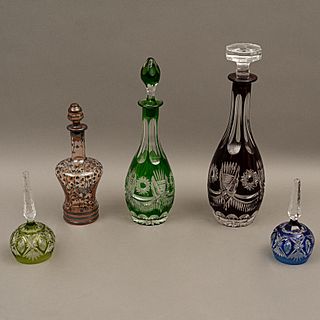 LOTE DE ARTÍCULOS DECORATIVOS CHECOSLOVAQUIA SIGLO XX Elaborados en cristal de Bohemia En diferentes colores y diseños Con...