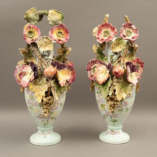 PAR DE FLOREROS ITALIA SIGLO XX Elaborados en porcelana policromada Decoración floral y frutal en relieve 60 cm altura D...