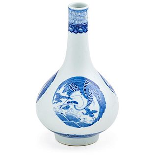 CHINESE BLUE AND WHITE PORCELAIN VASE 青花圖案鳳紋瓶
