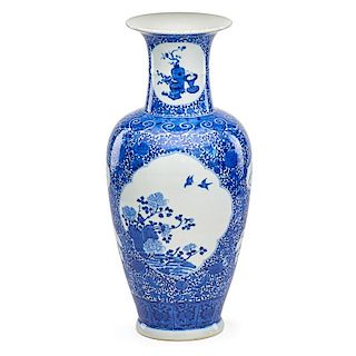 CHINESE BLUE AND WHITE EXPORT PORCELAIN VASE