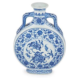 CHINESE QIANLONG BLUE AND WHITE VASE 乾隆青花桃蝠紋抱月瓶
