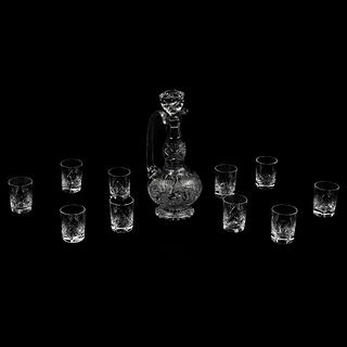 SERVICIO DE LICOR SIGLO XX Elaborado en cristal transparente Decoración facetada Consta de licorera y 10 vasos Detalles de...