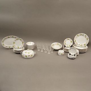 SERVICIO MIXTO DE VAJILLA SIGLO XX Elaborados en porcelana y cristal Diferentes modelos y decorados Consta de 9 copas, soper...