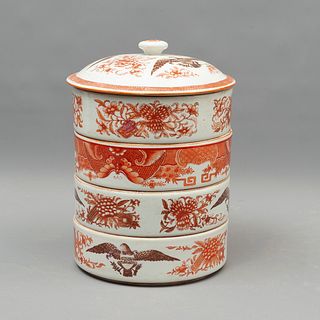 PORTAVIANDAS EE.UU. SIGLO XX Elaborado en porcelana Decoración floral y con águilas en tonos naranja y café Con 4 niveles...