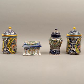 LOTE DE ARTÍCULOS DECORATIVOS MÉXICO SIGLO XX Elaborados en cerámica tipo talavera Decorados con elementos florales en tonos...