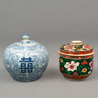 LOTE DE TIBORES ORIGEN ORIENTAL SIGLO XX Elaborados en porcelana Decoración floral en tonos azules con sinograma y verdes co...