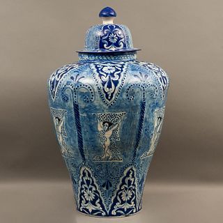 TIBOR PUEBLA, MÉXICO SIGLO XX Elaborado en cerámica tipo talavera Decoración orgánica y con ángeles en color azul cobalto ...