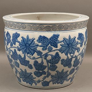 MACETA CHINA SIGLO XX Elaborada en porcelana  Decoración floral en tonos azules 32 x 40 cm diametro Detalles de conserva...