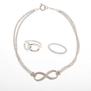 Argolla, anillo y pulsera en plata .925 de las firmas Tiffany & Co, Tane y Pandora. Talla: 4 1/2 y 5. Peso: 8.4 g.