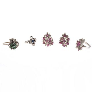Tres anillos y par de aretes vintage con rubíes, esmeraldas y diamantes en plata paladio. Talla: 6. Peso: 20.8 g.