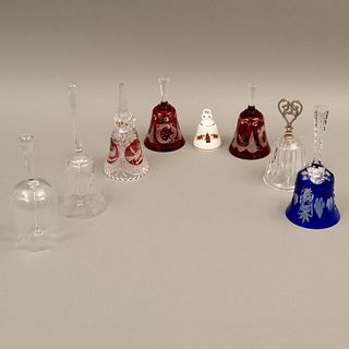 COLECCIÓN DE CAMPANAS CHECOSLOVAQUIA SIGLO XX Elaboradas en cristal cortado, 1 en porcelana Diferentes diseños, decorados y...