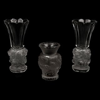 LOTE DE FLOREROS ORIGEN EUROPEO SIGLO XX Elaborados en cristal transparente tipo Lalique Decorados con elementos orgánicos y...