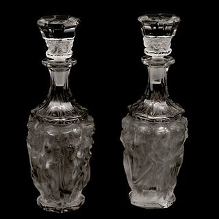 PAR DE LICORERAS SIGLO XX Elaboradas en cristal transparente tipo Lalique Decoradas con musas en acabado opaco 25 cm altura<...