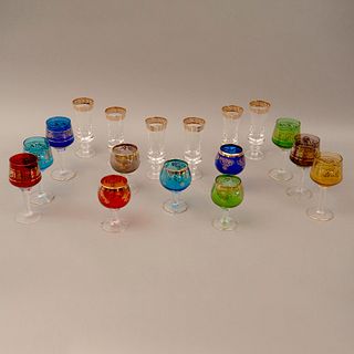 JUEGO DE COPAS ORIGEN EUROPEO SIGLO XX Elaborados en cristal transparente y de diferentes colores  Decoración orgánica y fil...
