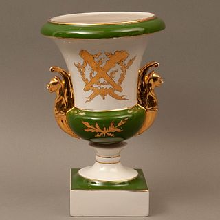 JARRÓN ORIGEN EUROPEO SIGLO XX Elaborado en porcelana policromada Decorada con escudo, cenefas verdes y esmalte dorado 31...