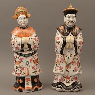 PAREJA IMPERIAL CHINA SIGLO XX Elaborados en porcelana policromada Sellados con sinograma Acabado brillante  48 cm altur...
