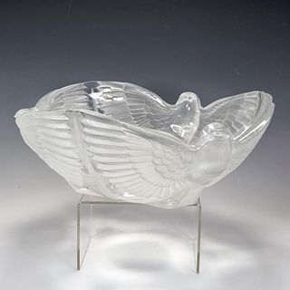 ELEGANT CUT GLASS FROSTED BOWL OF THREE SWALLOWS