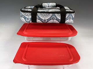 TWO PYREX CASSEROLES WITH LIDS IN CARRYING BAG