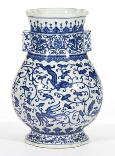 CHINESE EXPORT PORCELAIN BLUE AND WHITE VASE