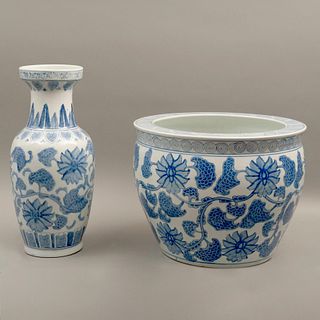 MACETA Y JARRÓN CHINA  SIGLO XX  Elaborado en porcelana Decoración floral en tonos azules 45 cm altura mayor Detalles de...