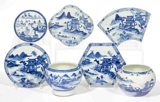 CHINESE EXPORT PORCELAIN BLUE AND WHITE ARTICLES, LOT OF SEVEN