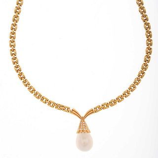 Gargantilla con perla y diamantes en oro amarillo de 18k. 1 perla cultivada forma de gota color crema de 17 x 13 mm. 32 diamante...